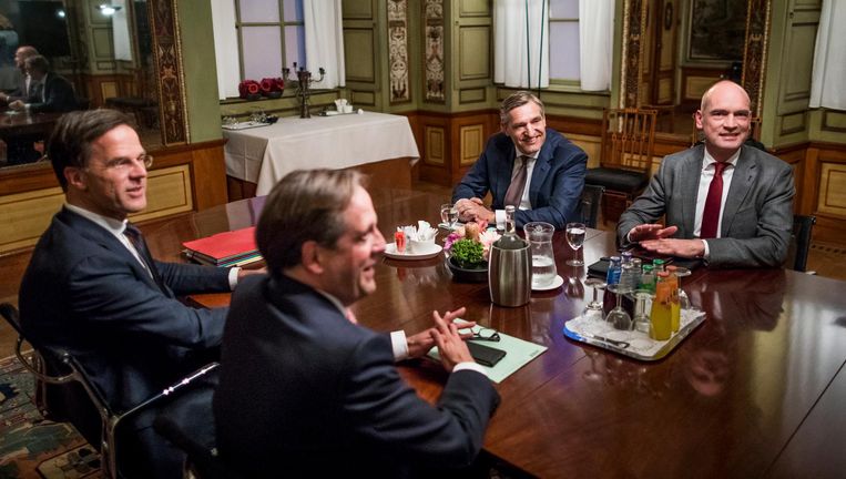 Rutte met onderhandelaars Pechtold, Buma en Segers in de Stadhouderskamer. Beeld Freek van den Bergh