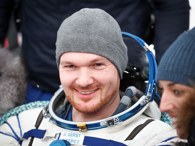 De Duitse ISS-astronaut Alexander Gerst vanmorgen na de landing.