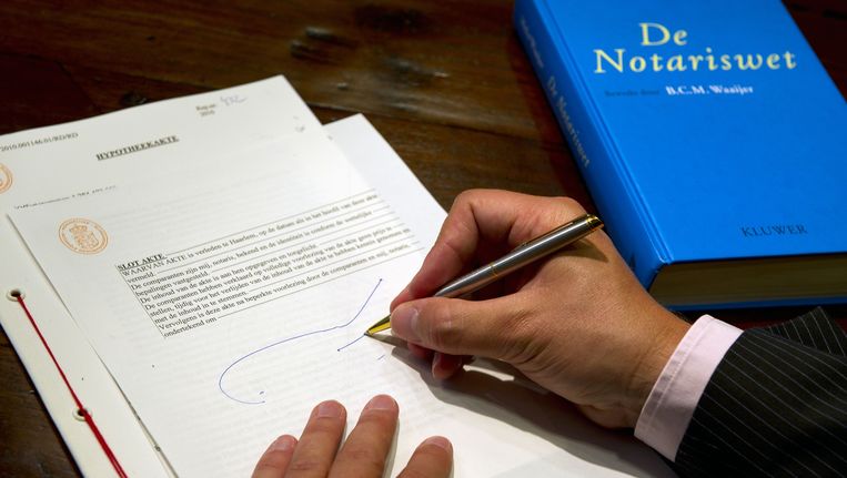 Amsterdamse oud-notaris uit ambt gezet na gesjoemel | Het Parool