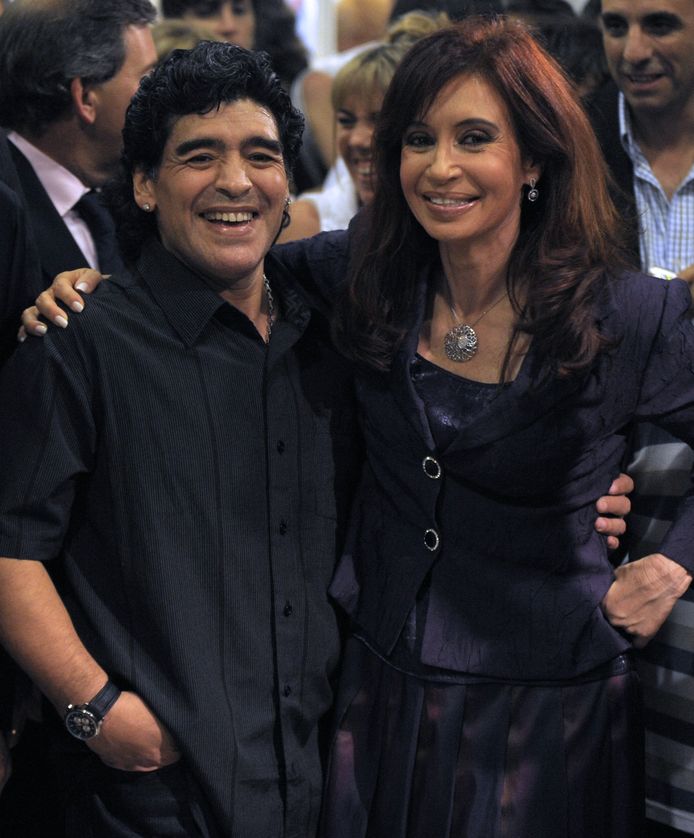 Cristina Kirchner très proche de Diego Maradona lors d'une inauguration à Canning, dans la province de Buenos Aires