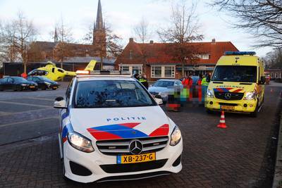 Automobiliste stapt uit en wordt aangereden, traumaheli rukt uit