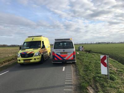 Auto raakt van de weg en belandt op de zijkant in de greppel in Maasbommel