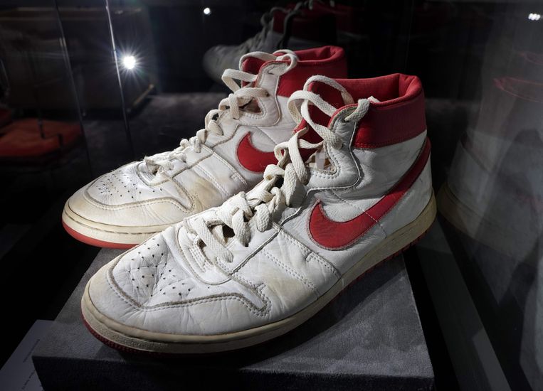 Michael Jordans afgetrapte sneakers zijn nu een fortuin waard Trouw