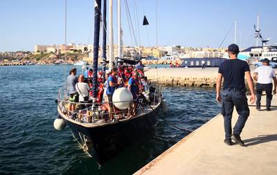 Un navire humanitaire accoste de force à Lampedusa