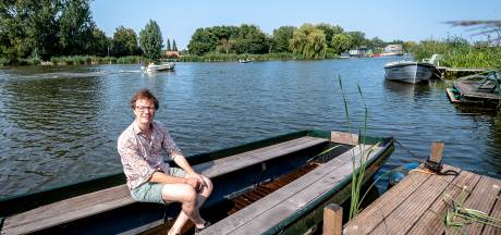 Andy zet tent op om zijn moeder in de watten te leggen: zij Andy zet tent op om zijn moeder in de watten te leggen: zij