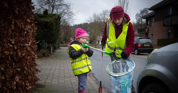 Wijkhelden bevrijden Beek van afval, zeventien zakken vol