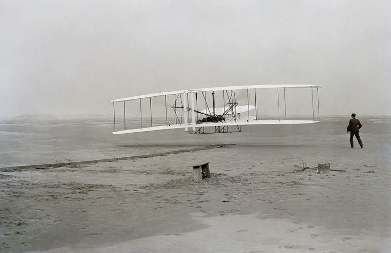 De eerste succesvolle vlucht van de Flyer van de gebroeders Wright, in 1903.