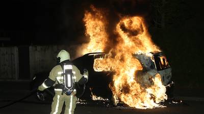 Auto gaat in vlammen op in Overdinkel