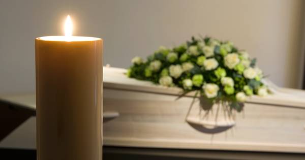 Duitsers 'smokkelen' as van overleden dierbare via Nederland mee naar huis - De Gelderlander