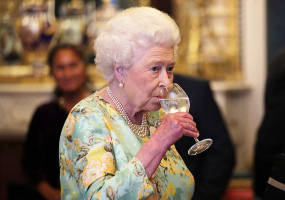 Wow! Queen Elizabeth heeft een geheime tunnel naar haar favoriete bar in Londen
