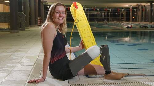 ‘Surfmeisje’ Sam (18) moet 24.000 euro bijleggen voor nieuwe prothese: “Met dit been kan ik dromen waarmaken”