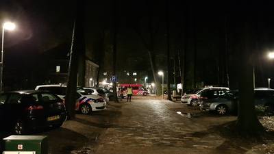 Man klimt op dak asielzoekerscentrum Wageningen