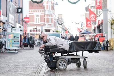 Door een dwarslaesie doet Willie alles op zijn buik
