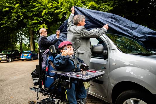 Tim Kroesbergen met autosleutel voor elektrische deelauto