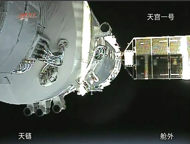 Een ruimteveer met aan boord de Tiangong-1 werd in 2011 gelanceerd.  Sinds 2013 is  het ruimtestation oncontroleerbaar.