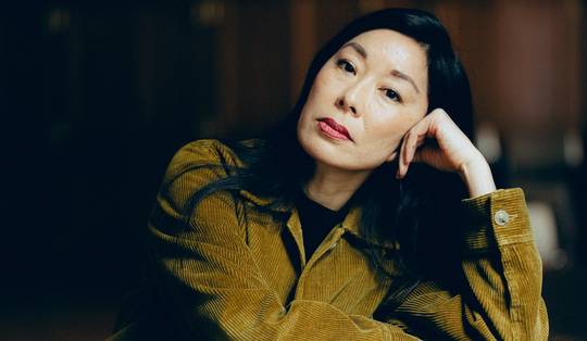 Katie Kitamura werpt de vraag op of mensen ooit volledig zichzelf zijn, of toch altijd een rol aannemen