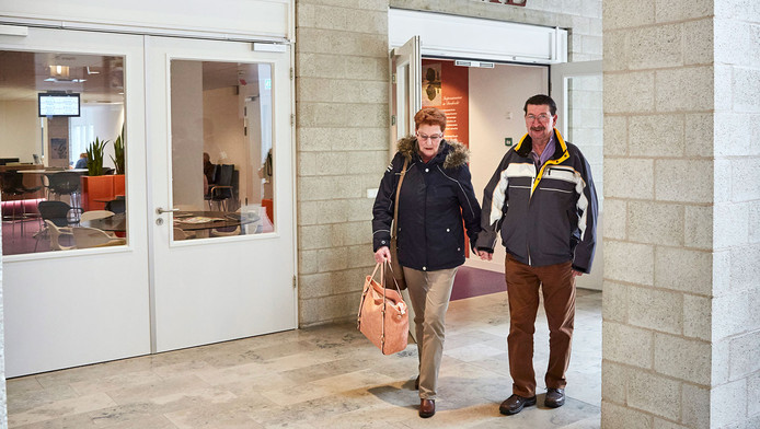 Ineke en Jan verlaten het Albert Schweitzer ziekenhuis waar zij hun bloed lieten testen.