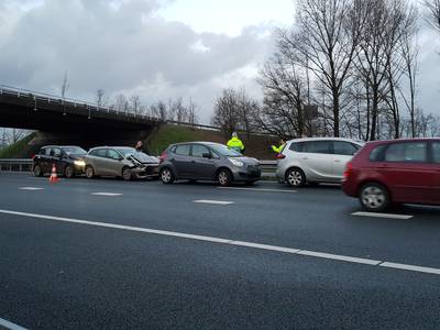 Vijf auto's botsen op elkaar op A50, zeker één gewonde