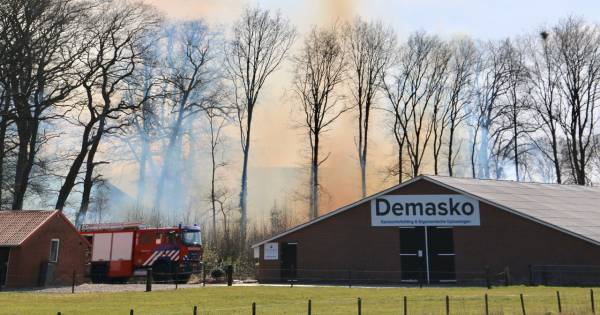 Grote brand in Tilligte: berg snoeiafval vat vlam.