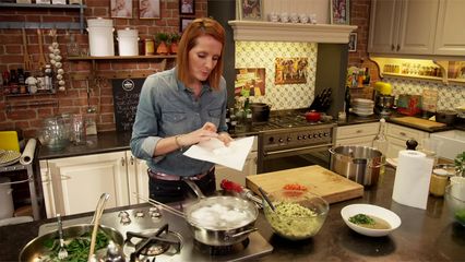 109. Linzensoep met bulgur, spinazie en een gepocheerd ei