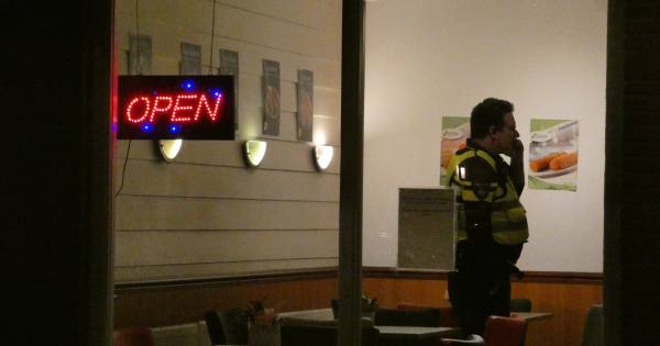 ‘Man met bivakmuts' pleegt overval op horecazaak in Veenendaal .