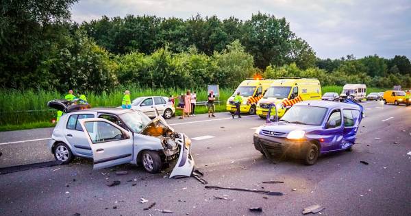 Twee gewonden bij heftig ongeluk met vier autos op A50 bij Son en Breugel, baby blijft ongedeerd.