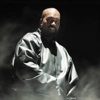 Ophef in Verenigd Koninkrijk over festivaloptredens Kanye West: sponsor trekt zich terug, Britse premier Starmer ‘diep bezorgd’