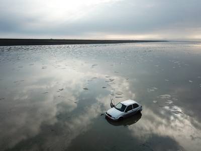 Daar sta je dan, met je auto in de Waddenzee...