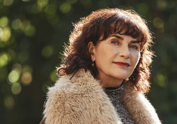 Schrijfster Anya Niewierra: “Het succes is fijn, maar ik was altijd al een tevreden mens”