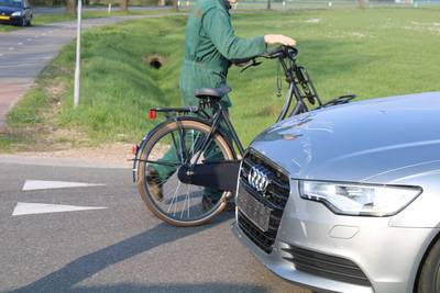 Meisjes gewond na aanrijding bij De Valk