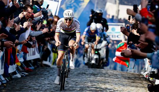 Concurrentie zoekt naar lichtpuntjes: ‘Gelukkig zijn er in Parijs-Roubaix geen hellingen, want bergop rijdt hij weg’