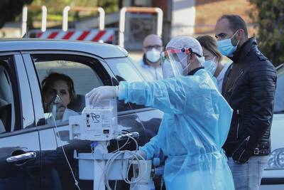 Toestand in Italië gaat weer helemaal verkeerde kant op: nieuwe beelden tonen hoe mensen zuurstof krijgen in hun wagen op parking ziekenhuis