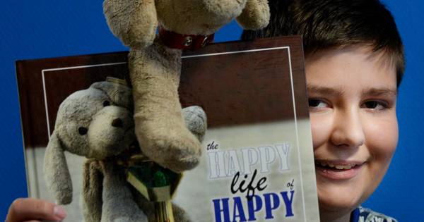 Jorrit (14) heeft boek over zijn knuffel Happy af - De Gelderlander