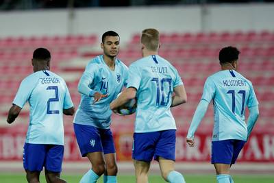De Wit en Gakpo helpen Jong Oranje aan ruime zege op Jong Gibraltar