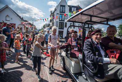 Veteranen bejubeld tijdens hartverwarmende Airborne Wandeltocht