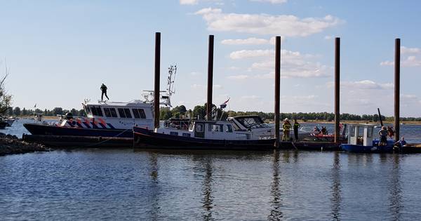 Rokend jacht kan net op tijd aanmeren in haven van De Bijland