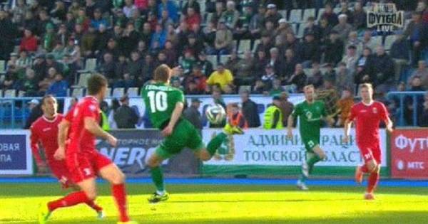 Russische Voetballer Tovert Met Een Hakassist Offside Ad Nl