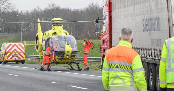 Ongeluk met vrachtwagens op A58 bij knooppunt Galder: snelweg dicht richting Tilburg.