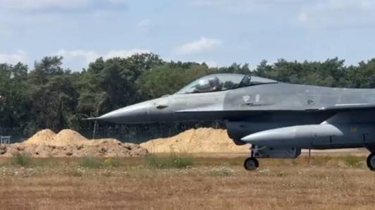 KIJK. F-16’s stijgen op in Limburg richting Brussel