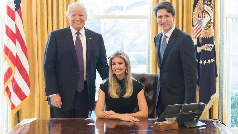 Foto van Ivanka's Facebookaccount met haar vader en de Canadese premier Justin Trudeau. 'Een geweldig gesprek met twee wereldleiders over hoe belangrijk het is dat vrouwen een plek aan de tafel hebben.' Beeld  