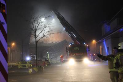 Brand zorgt voor zware schade aan jeugdhuis De Tunne in Izegem, onderzoek naar brandstichting