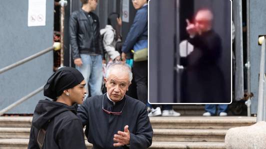 KIJK. “Hoezo, berouw?” Pastoor reageert nadat hij middelvinger teruggaf aan relschopper in Milaan