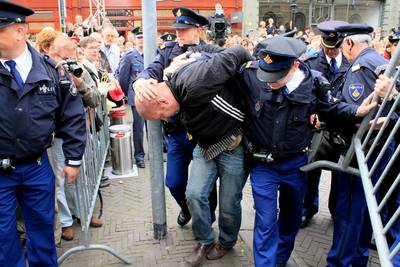 Politie zoekt aan vooravond Prinsjesdag 'waxinelichtgooier'