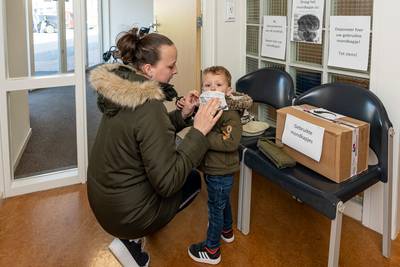 Deze huisarts draait het om: niet hij, maar de patiënten dragen een mondkapje