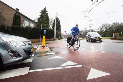 Onvrede over rotonde Velp; automobilist vreest snelle fietsers
