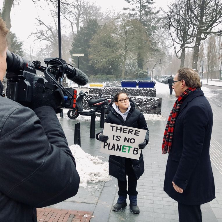 10-year-old pro-climate activist Lilly Platt with the local mayor, photo Volkskrant/Margriet Oostveen