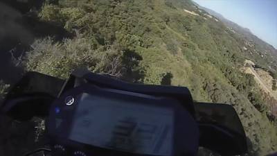 Motorrijder overleeft sprong van 80 meter