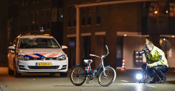 Politie-auto reed zonder sirenes en zwaailichten bij aanrijding in Apeldoorn.