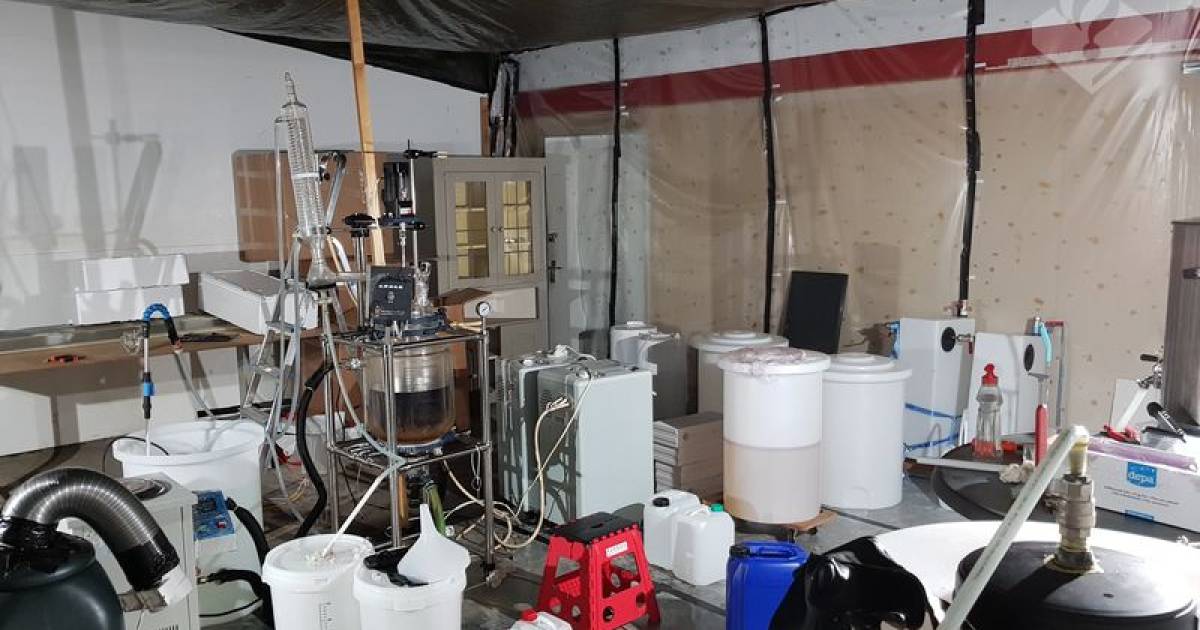 In bedrijfspand Mercuriusstraat, Vlaardingen is dinsdagochtend een drugslab ontdekt waar vermoedelijk crystal meth werd gemaakt.
