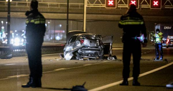 Man crasht op A50 en pleegt daarna zelfmoord door onder vrachtwagen te duiken - Tubantia